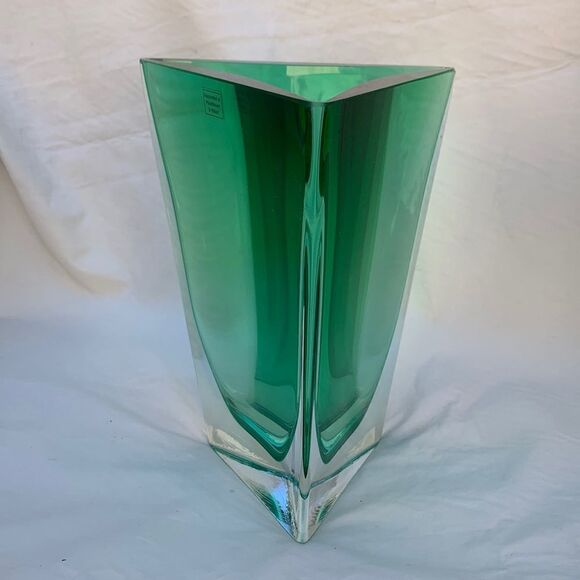 Mouth Blown Handcrafted In Poland Emerald Green Quality Heavy Triangle Vase - Picture 1 of 8